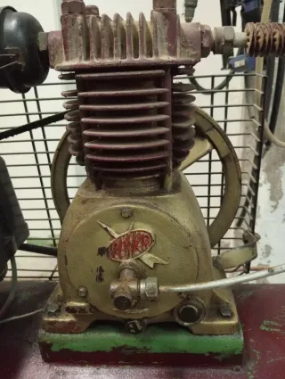 Compresor industrial rojo