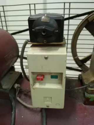 Compresor industrial rojo