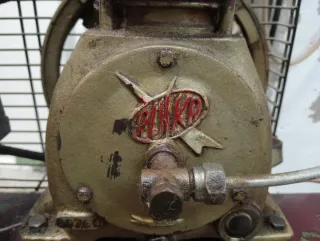 Compresor industrial rojo