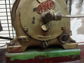 Compresor industrial rojo