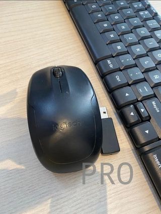 Logitech MK220 Combo con Tastiera e Mouse Wireless Compatto per Windows