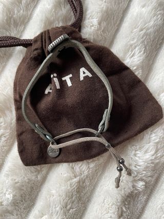 Pulsera de cuero AITA con detalle plateado