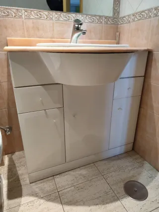 Mueble de baño con lavabo y armario