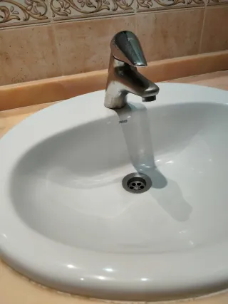 Mueble de baño con lavabo y armario