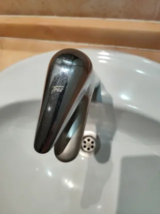 Mueble de baño con lavabo y armario