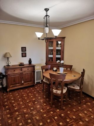 Mueble esquinero de madera y cristal