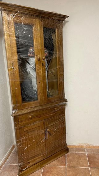 Mueble esquinero de madera y cristal