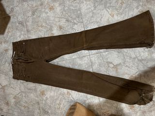 Pantalón vaquero acampanado marrón