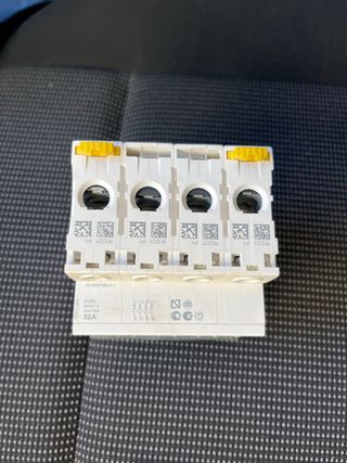 Interruptor Magnetotérmico Schneider 4P C32A