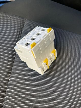 Interruptor Magnetotérmico Schneider 4P C32A