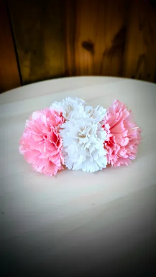 Tocados de claveles de papel hechos a mano