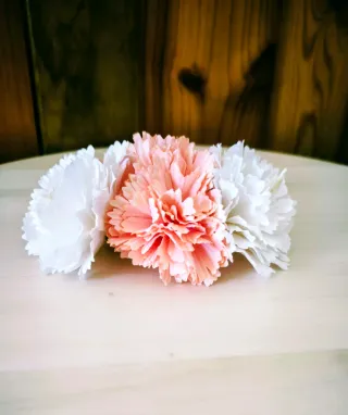 Tocados de claveles de papel hechos a mano