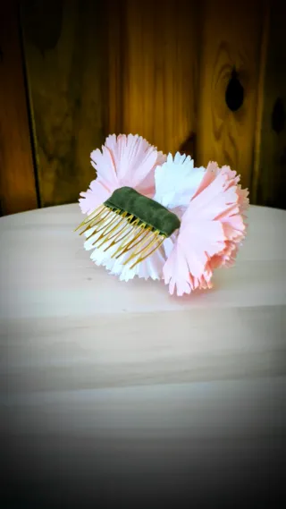 Tocados de claveles de papel hechos a mano