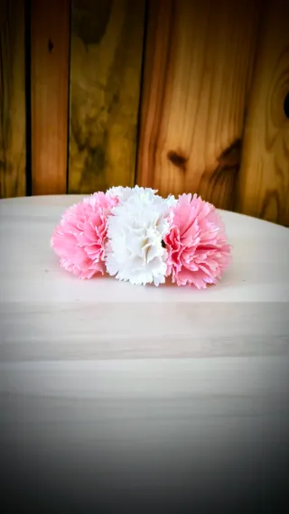 Tocados de claveles de papel hechos a mano