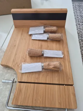 Tagliere e 4 coltelli per formaggio