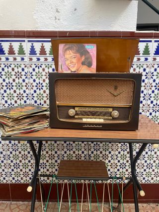 Tocadiscos antiguo con discos