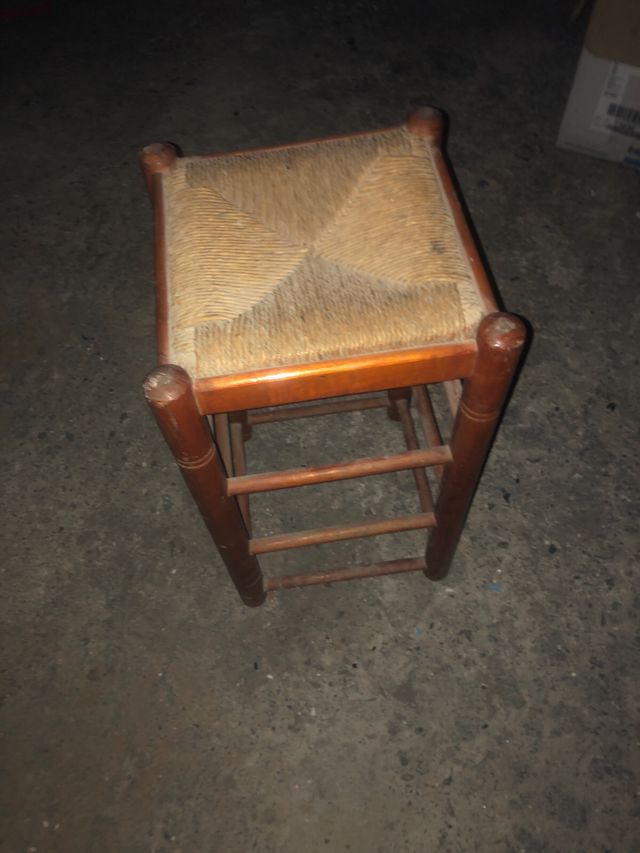 Taburete antiguo de madera y tela