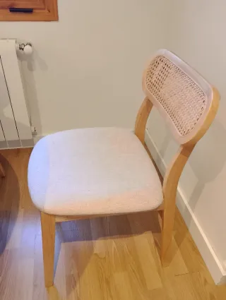 Mesa redonda y 4 sillas madera