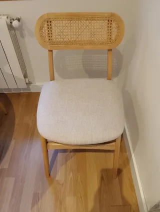 Mesa redonda y 4 sillas madera