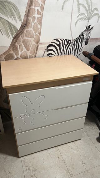 Cómoda infantil Micuna con diseño de conejos