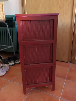 Cajonera granate de mimbre y madera
