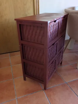 Cajonera granate de mimbre y madera