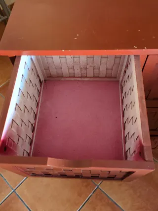 Cajonera granate de mimbre y madera