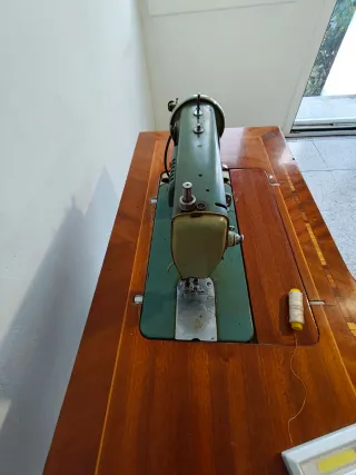 Vecchia macchina da cucire ALFA Royale