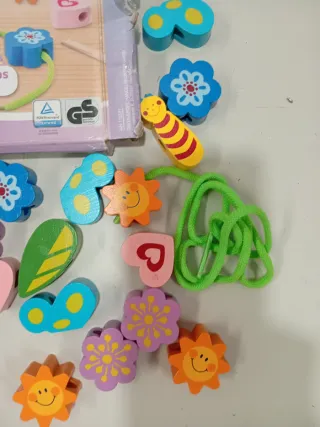 Juego enhebrar piezas madera infantil