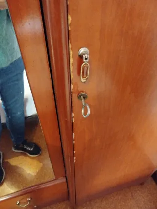 Dormitorio completo:2 camas,mesita, armario.GRATIS