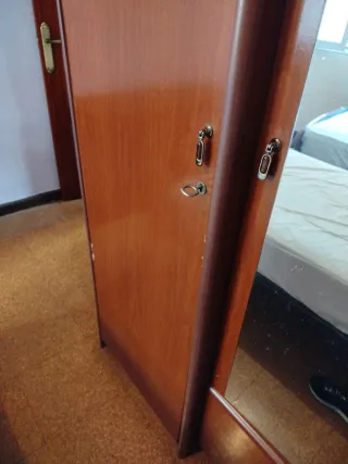 Dormitorio completo:2 camas,mesita, armario.GRATIS