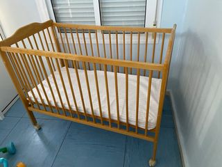 Cuna de bebé de madera