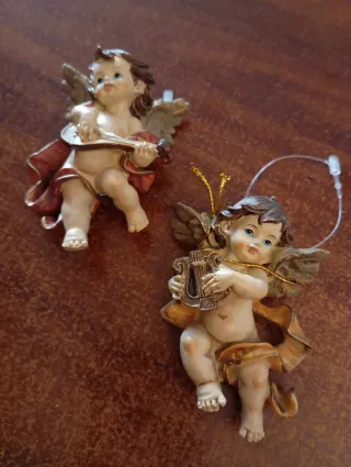 Figuras decorativas de ángeles con frutas