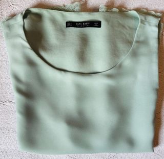 Top Zara verde pastel con encaje
