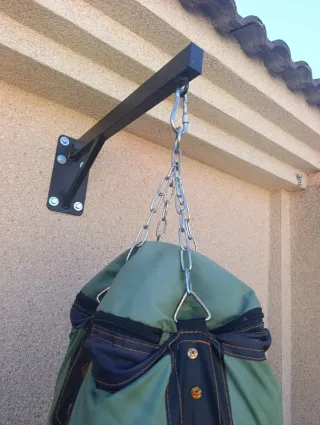 Saco de boxeo verde con soporte