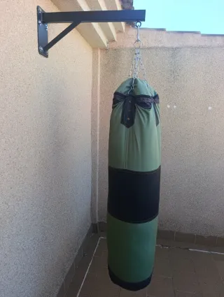 Saco de boxeo verde con soporte