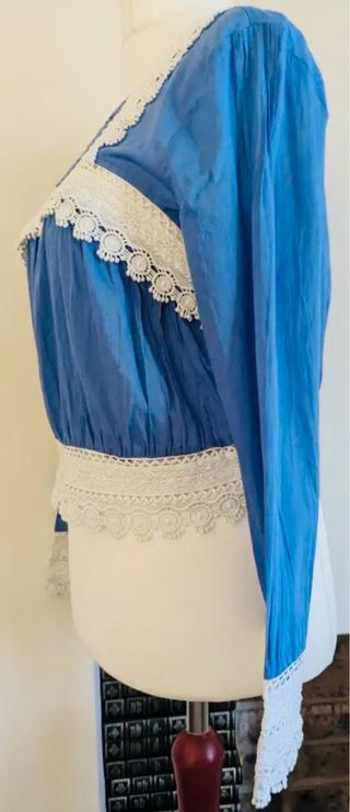 Blusa Amitié azul con encaje Talla S