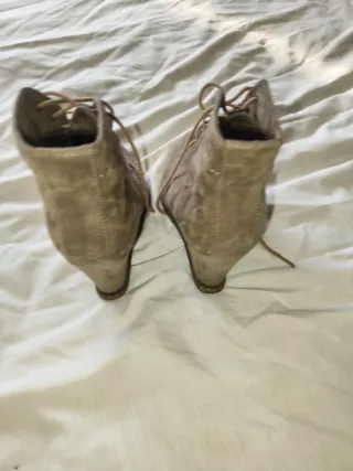 Botines beige con cordones