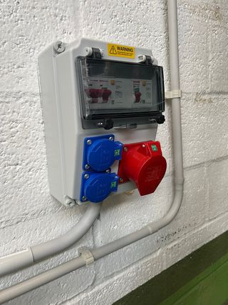 Servicio de electricista: 668 53 79 99