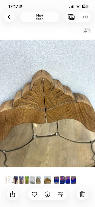 Espejo de madera con marco tallado