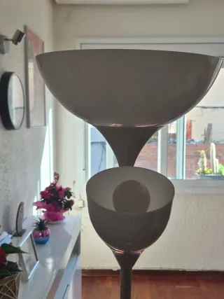 Lámpara de pie blanca