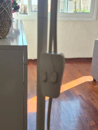 Lámpara de pie blanca