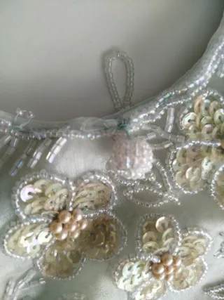 Bolso de fiesta verde clarito con abalorios .