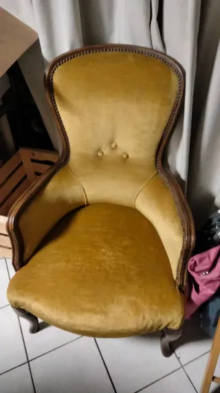 Poltrona in velluto giallo e legno