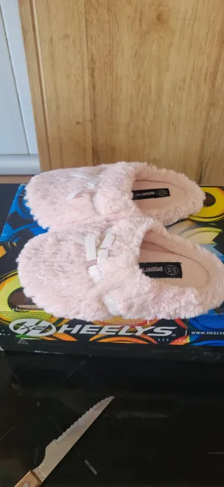 Zapatillas con ruedas rosas y negras N°30