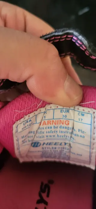 Zapatillas con ruedas rosas y negras N°30