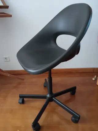 Silla de oficina negra con ruedas