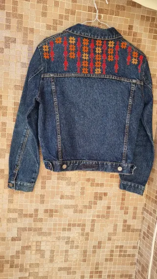 Cazadora vaquera customizada con tatreez palestino