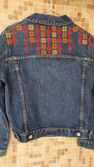 Cazadora vaquera customizada con tatreez palestino