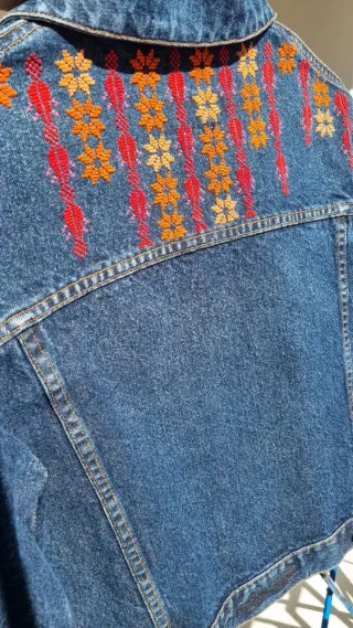 Cazadora vaquera customizada con tatreez palestino